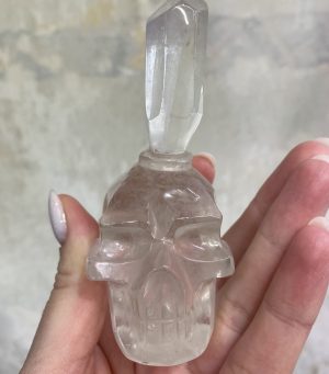 Křišťálová lebka s vyřezaným krystalem