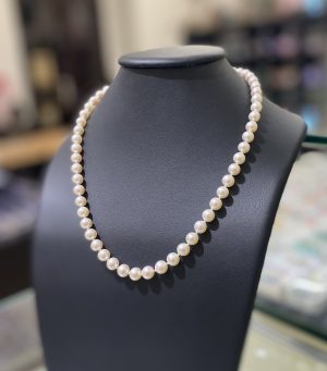 Perlový náhrdelník – bílé perly 7 mm, zapínání ze žlutého zlata