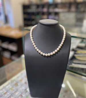 Perlový náhrdelník – bílé perly 7,5–8 mm, zapínání ze žlutého zlata