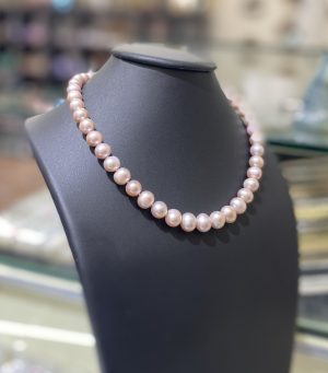 Perlový náhrdelník ‚Starorůžový odstín‘ – větší odstupňované perly, zapínání ze žlutého zlata