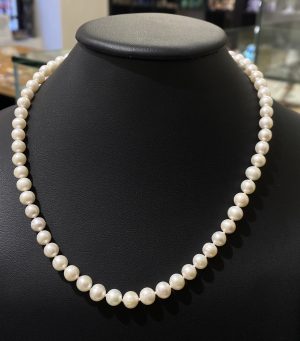 Perlový náhrdelník – odstupňované perly 6–7 mm, zapínání ze žlutého zlata