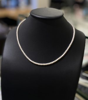 Něžný perlový náhrdelník – drobné perly 3 mm, zlatá karabinka