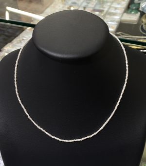 Něžný náhrdelník z mini perel 1,5 mm se zlatou karabinkou